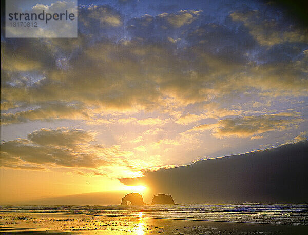 Goldener Sonnenuntergang über Felsformationen an der Küste von Oregon  USA; Oregon  Vereinigte Staaten von Amerika