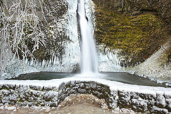 Schnee- und Eisformationen im Winter in der Columbia River Gorge Natural Scenic Area; Oregon  Vereinigte Staaten von Amerika