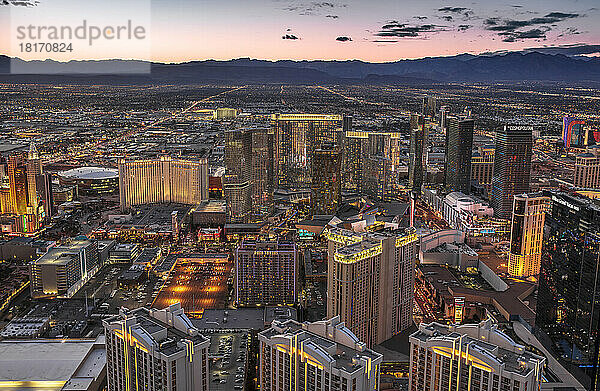 Abendliche Luftaufnahme eines Teils des Las Vegas Strip mit einer Reihe von Hotelkasinos und Einkaufsbereichen; Las Vegas  Nevada  Vereinigte Staaten von Amerika