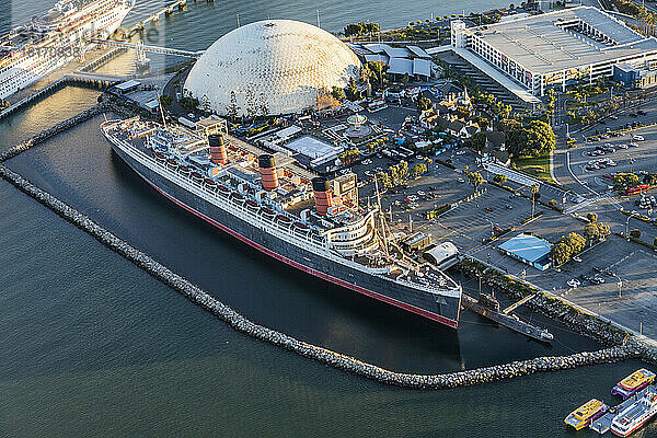 RMS Queen Mary  jetzt ein Hotelschiff und Touristenattraktion in Long Beach  Kalifornien. Die Kuppel ist das ehemalige Zuhause der Spruce Goose von Howard Hughes; Long Beach  Kalifornien  Vereinigte Staaten von Amerika