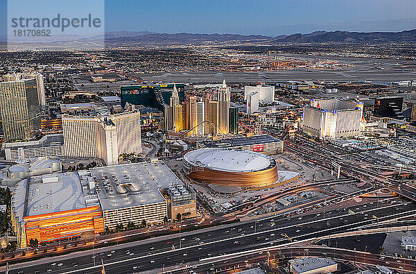 Luftaufnahme von Wahrzeichen in Las Vegas  Nevada  USA  der Sportarena  Hotels und Kasinos; Las Vegas  Nevada  Vereinigte Staaten von Amerika