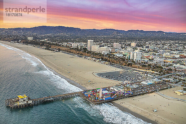 Santa Monica Beach und Pier  Kalifornien  USA; Santa Monica  Kalifornien  Vereinigte Staaten von Amerika