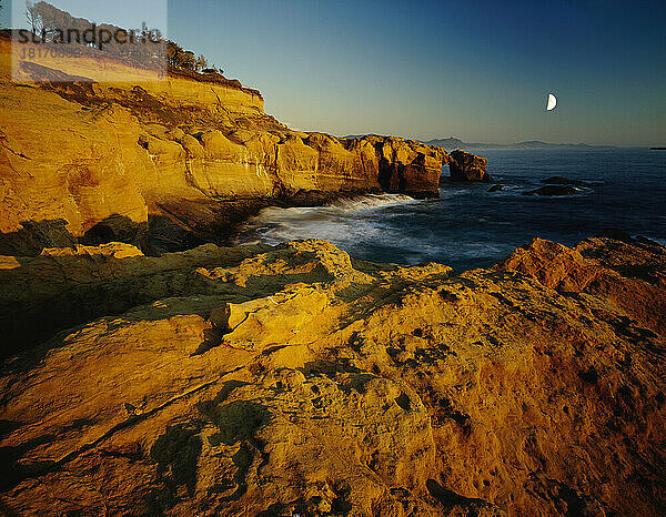 Zerklüftete Küstenlinie entlang der Oregon Coast in der Abenddämmerung  Devils Punchbowl State Park  USA; Oregon  Vereinigte Staaten von Amerika