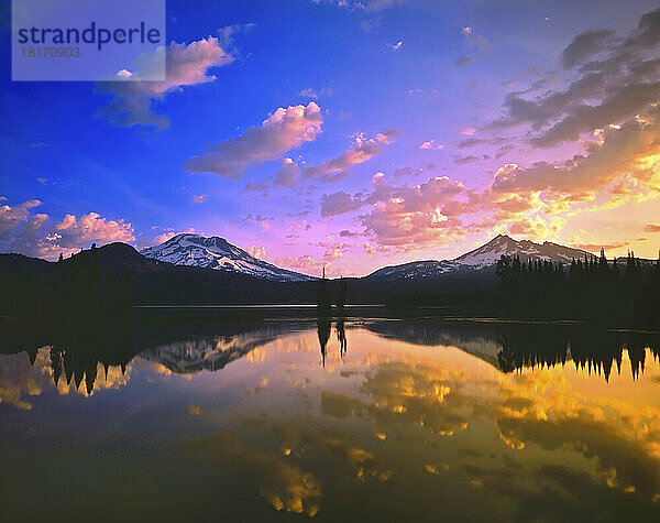 Sonnenaufgang über dem Sparks Lake und Blick auf South Sister und Broken Top in Three Sisters Wilderness  Oregon Cascade Mountains im Pazifischen Nordwesten; Oregon  Vereinigte Staaten von Amerika