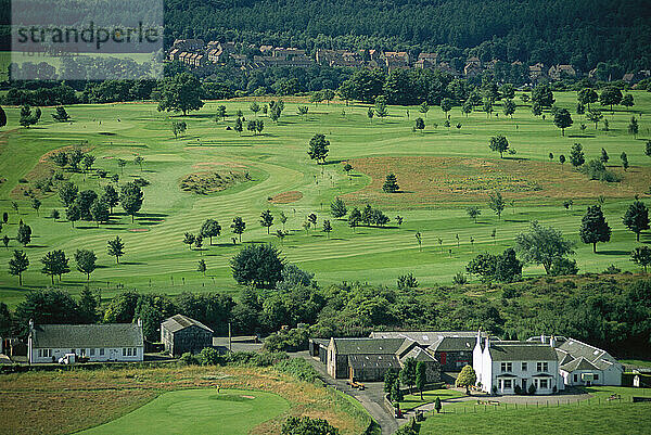 Ein Golfplatz in der Nähe eines schottischen Dorfes; Stirling  Schottland