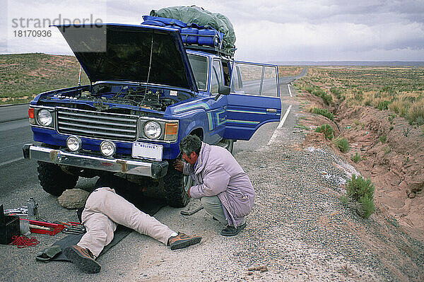 Zwei Männer arbeiten an einem Fahrzeug in der Atacama-Wüste in Chile; Atacama-Wüste  Chile