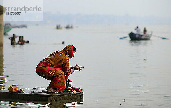 Devotee bei einer Opfergabe am Ganges; Varanasi  Indien