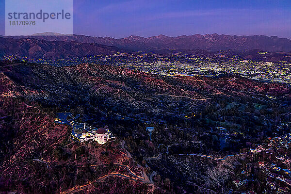 Luftaufnahme des Observatoriums bei Sonnenuntergang mit Los Angeles im Hintergrund; Los Angeles  Kalifornien  Vereinigte Staaten von Amerika