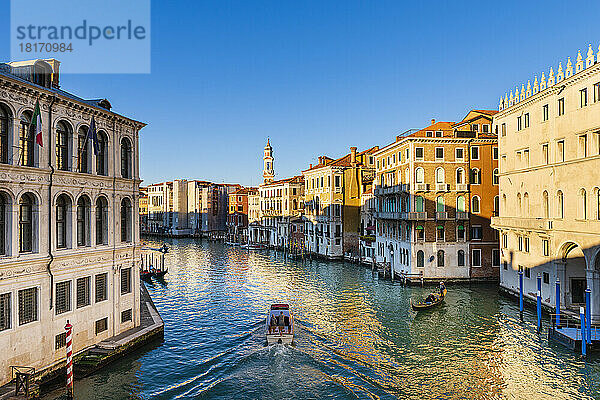 Blick von der Rialto-Brücke auf den Palazzo dei Camerlenghi und die Boote auf dem Canal Grande; Venedig  Venetien  Italien