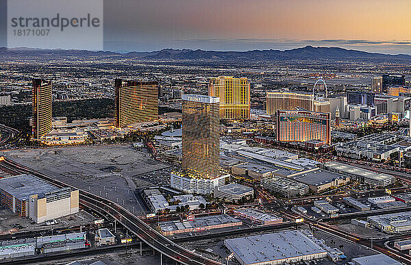 Luftaufnahme des Strip in Las Vegas bei Sonnenuntergang mit einem ikonischen Luxushotel in der Mitte des Bildes; Las Vegas  Nevada  Vereinigte Staaten von Amerika
