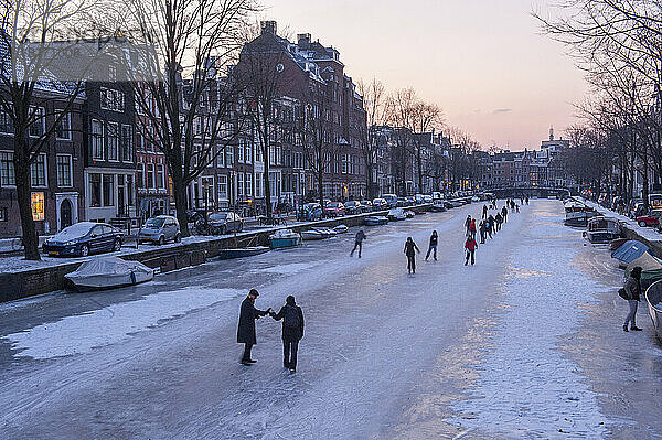 Schlittschuhlaufen auf den Grachten; Amsterdam  Niederlande