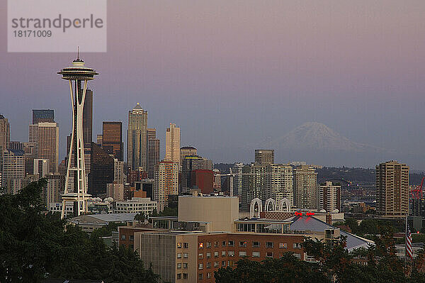Die Skyline von Seattle (einschließlich der Space Needle) in der Abenddämmerung. In der Ferne ist Mt. Rainier zu sehen; Seattle  Washington  USA