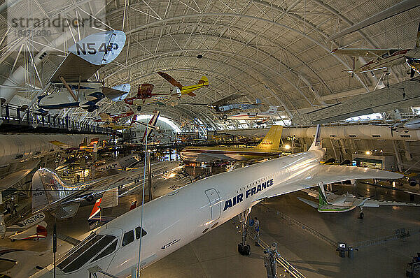 Die 'Concorde' und andere Flugzeuge in einem Hangar des National Air and Space Museum  Steven F. Udvar Hazy Center in Chantilly  Virginia  USA. Alle aus der neuen Ausgabe des Luft- und Raumfahrtmuseums am Flughafen Dulles. Gezeigt werden vor allem eine SR-71 Blackbird sowie die Raumfähre Enterprise; Chantilly  Virginia  Vereinigte Staaten von Amerika