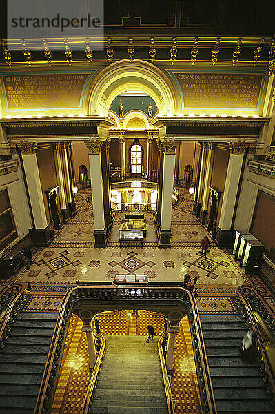 Treppe im Inneren des Iowa State Capitol; Des Moines  Iowa  Vereinigte Staaten von Amerika