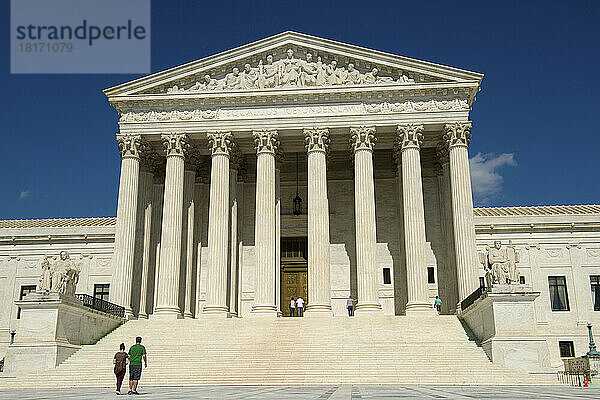 Touristen besuchen das Gebäude des Obersten Gerichtshofs der Vereinigten Staaten; Washington  District of Columbia  Vereinigte Staaten von Amerika
