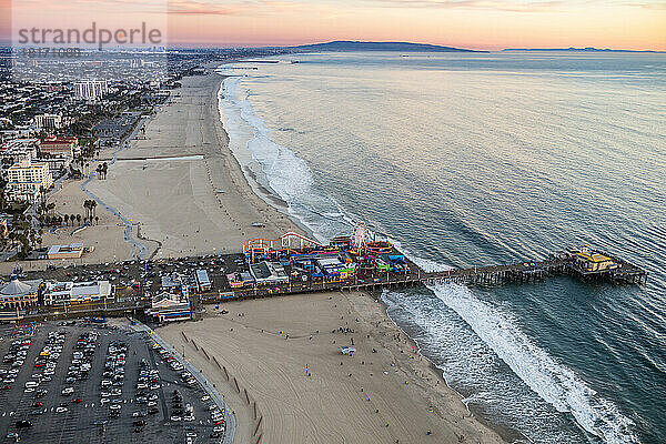 Santa Monica Beach und Pier  Kalifornien  USA; Santa Monica  Kalifornien  Vereinigte Staaten von Amerika