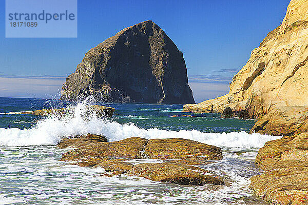 Haystack Rock am Cape Kiwanda an einem sonnigen Tag an der Küste von Oregon; Oregon  Vereinigte Staaten von Amerika