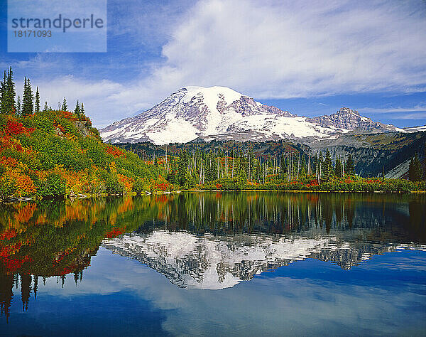 Mount Rainier und herbstlich gefärbter Wald spiegeln sich im ruhigen Wasser eines Sees im Mount Rainier National Park; Washington  Vereinigte Staaten von Amerika