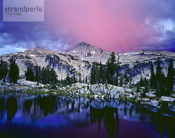 Schöner Sonnenuntergang über Eagle Cape und Mirror Lake in Eastern Oregon  Wallowa Mountains; Oregon  Vereinigte Staaten von Amerika