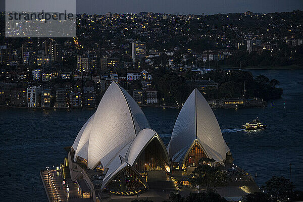 Sydney Harbour und das Opernhaus von Sydney in Sydney  Australien; Sydney  New South Wales  Australien