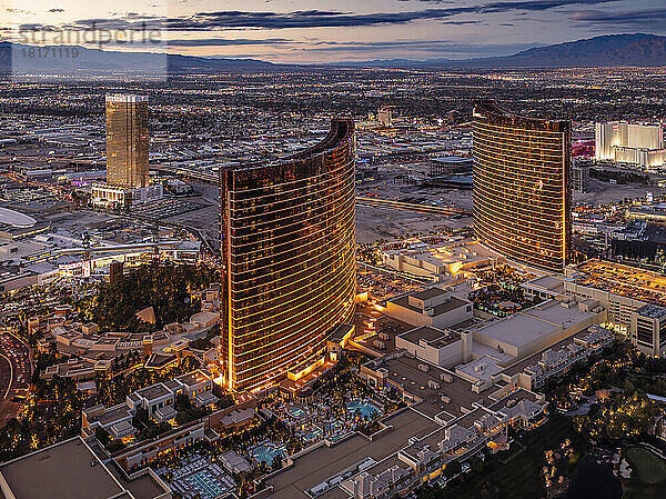 Luftaufnahme der wichtigsten Hotels und des Las Vegas Strip in Las Vegas bei Sonnenuntergang; Las Vegas  Nevada  Vereinigte Staaten von Amerika