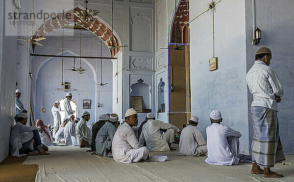 Muslimische Männer in der Moschee in Indien; Varanasi  Indien