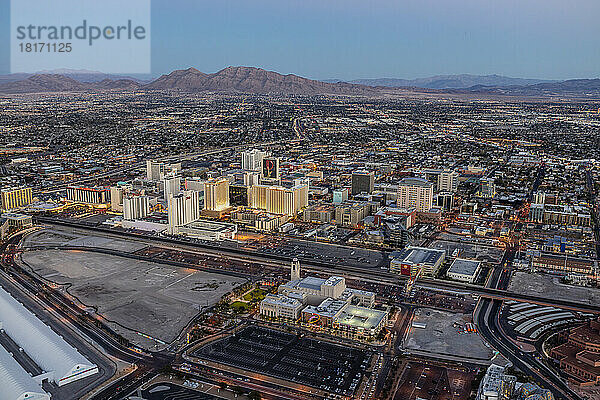 Luftaufnahme der Innenstadt von Las Vegas in der Abenddämmerung  Nevada  USA; Las Vegas  Nevada  Vereinigte Staaten von Amerika