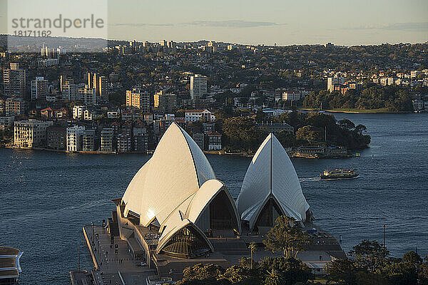 Sydney Harbour und das Opernhaus von Sydney in Sydney  Australien; Sydney  New South Wales  Australien