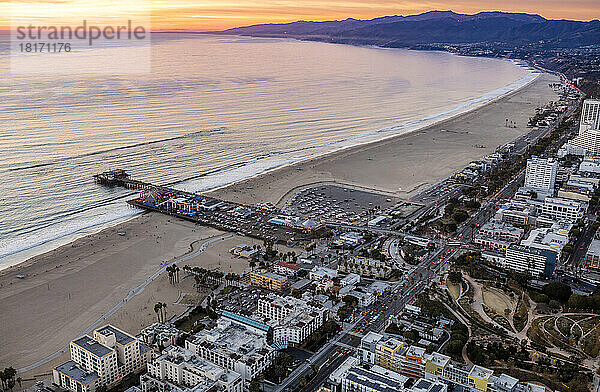 Santa Monica Beach und Pier  Kalifornien  USA; Santa Monica  Kalifornien  Vereinigte Staaten von Amerika