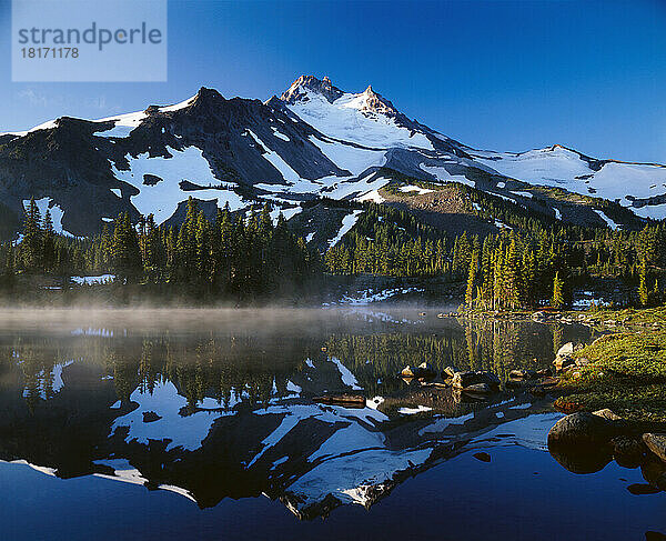 Nebel über dem Bergsee  Mount Jefferson Wilderness in Oregon  USA; Oregon  Vereinigte Staaten von Amerika