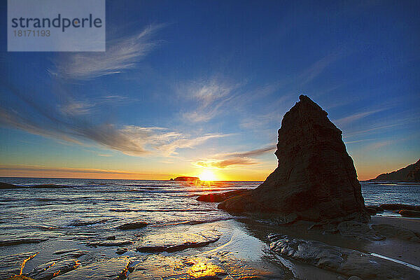 Ebbe und Felsformationen am Otter Rock Beach bei Sonnenuntergang; Oregon  Vereinigte Staaten von Amerika