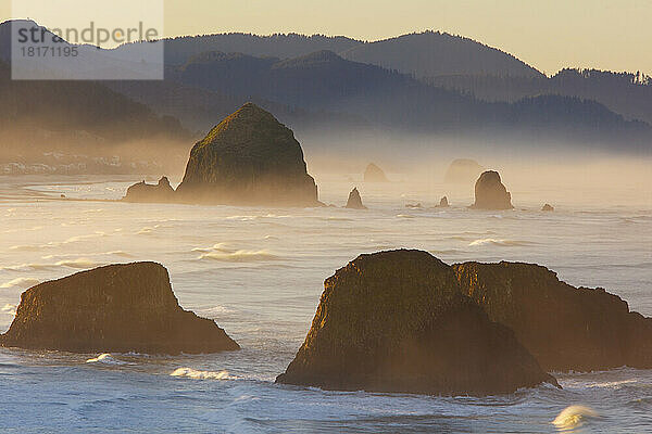 Sonnenaufgang und Morgennebel verleihen dem Cannon Beach und dem Haystack Rock vom Ecola State Park aus Schönheit; Oregon  Vereinigte Staaten von Amerika