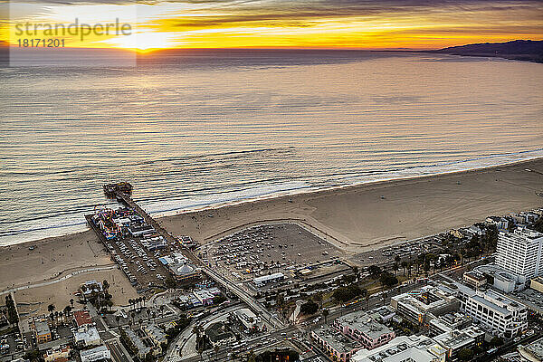 Santa Monica Beach und Pier  Kalifornien  USA; Santa Monica  Kalifornien  Vereinigte Staaten von Amerika