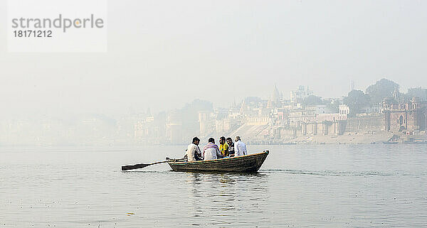 Ruderboot auf dem Ganges; Varanasi  Indien