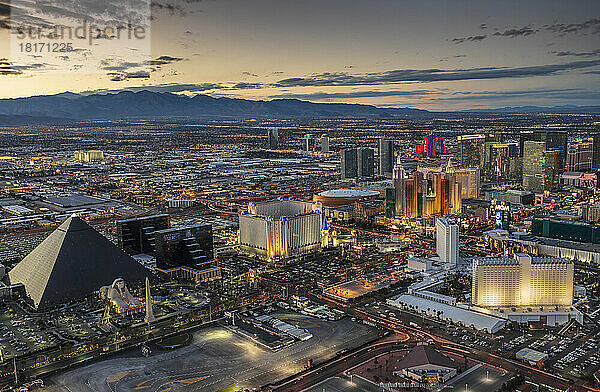 Abendliche Luftaufnahme eines Teils des Las Vegas Strip mit einer Reihe von Hotels  Kasinos und Einkaufsbereichen; Las Vegas  Nevada  Vereinigte Staaten von Amerika