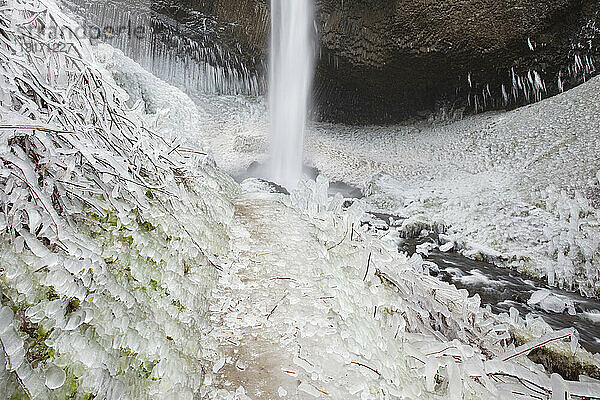 Nahaufnahme von Wintereis nach einem Sturm an den Latourell Falls  Columbia River Gorge National Scenic Area  Oregon  USA; Oregon  Vereinigte Staaten von Amerika