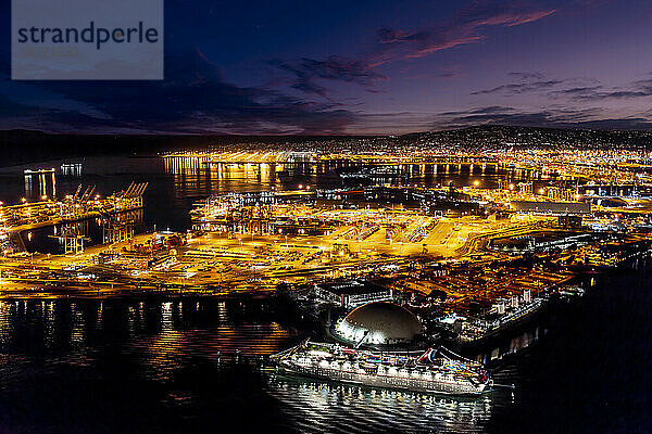 Kreuzfahrtschiff und die RMS Queen Mary im Hafen von Long Beach bei Nacht  Kalifornien  USA; Long Beach  Kalifornien  Vereinigte Staaten von Amerika