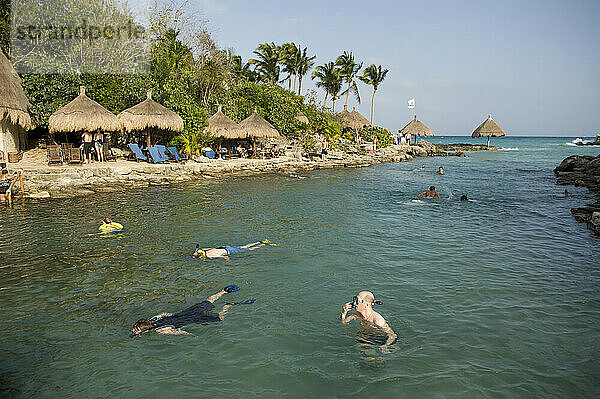 Touristen beim Schnorcheln in einem Resort in Cancun  Mexiko; Cancun  Mexiko