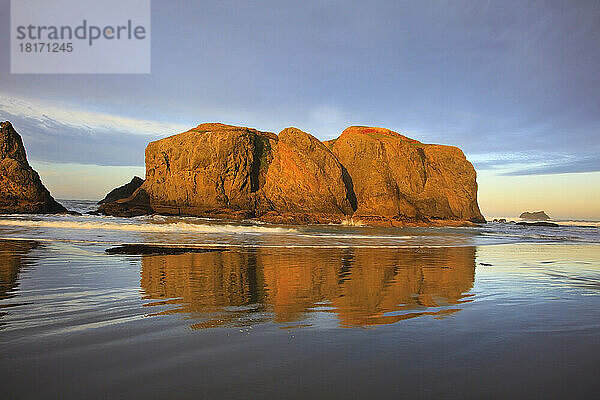 Felsformationen  die sich auf dem nassen Sand am Bandon Beach bei Sonnenaufgang und Ebbe spiegeln  Küste von Oregon; Oregon  Vereinigte Staaten von Amerika