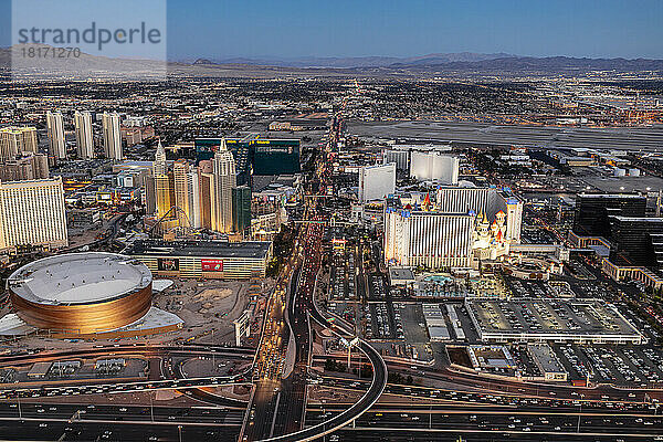 Luftaufnahme von Wahrzeichen in Las Vegas  Nevada  USA  der Sportarena  Hotels und Kasinos; Las Vegas  Nevada  Vereinigte Staaten von Amerika