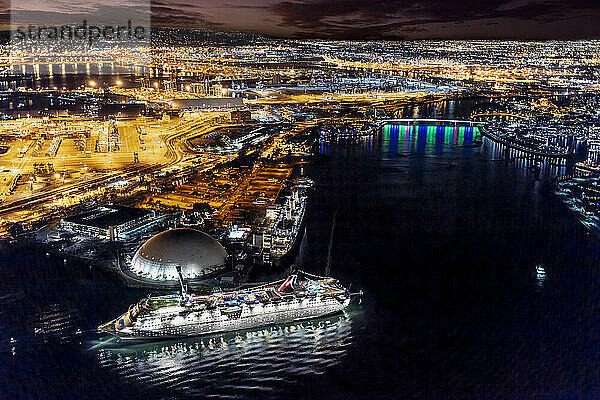 Kreuzfahrtschiff und die RMS Queen Mary im Hafen von Long Beach bei Nacht  Kalifornien  USA; Long Beach  Kalifornien  Vereinigte Staaten von Amerika