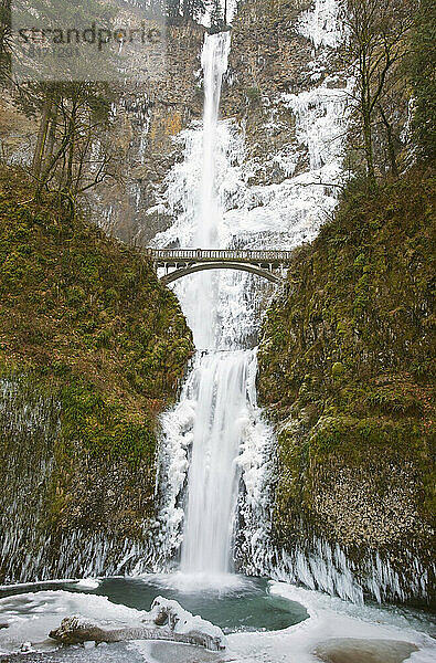 Multnomah Falls im Winter  Columbia River Gorge; Oregon  Vereinigte Staaten von Amerika