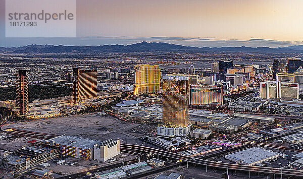 Luftaufnahme des Strip in Las Vegas bei Sonnenuntergang mit einem ikonischen Luxushotel in der Mitte des Bildes; Las Vegas  Nevada  Vereinigte Staaten von Amerika