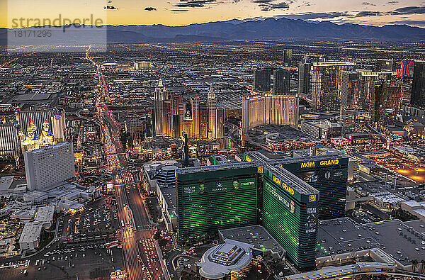 Luftaufnahme der wichtigsten Hotels und des Las Vegas Strip in Las Vegas bei Sonnenuntergang; Las Vegas  Nevada  Vereinigte Staaten von Amerika