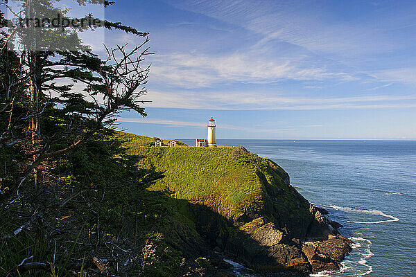 Morgenlicht auf North Head Lighthouse und den Pazifischen Ozean entlang der Küste Washingtons im Cape Disappointment State Park; Washington  Vereinigte Staaten von Amerika