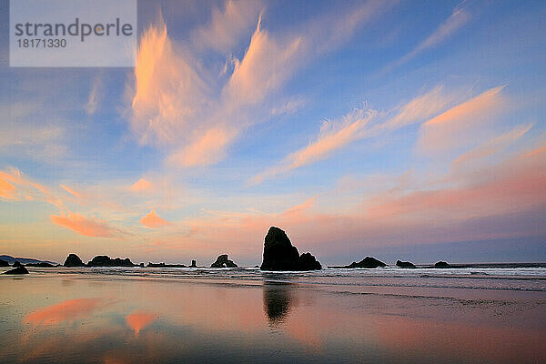 Schöner Sonnenaufgang über Felsformationen am Indian Beach an der Küste von Oregon; Oregon  Vereinigte Staaten von Amerika