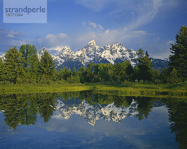 Schroffe Gipfel der Tatoosh Range mit Schnee  der sich im ruhigen Wasser spiegelt  Mount Rainier National Park; Washington  Vereinigte Staaten von Amerika