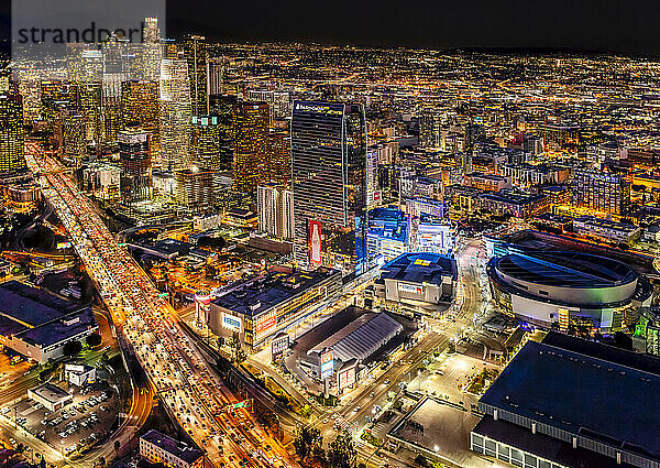 Abendliche Luftaufnahme der Stadt Los Angeles; Los Angeles  Kalifornien  Vereinigte Staaten von Amerika