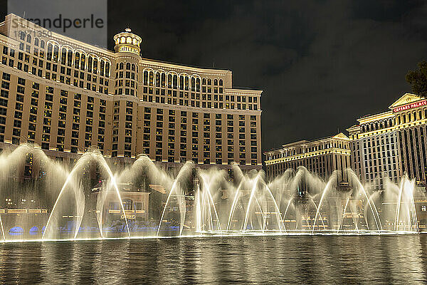 Berühmter Springbrunnen und Hotels entlang des Las Vegas Strip bei Nacht  Nevada  USA; Las Vegas  Nevada  Vereinigte Staaten von Amerika