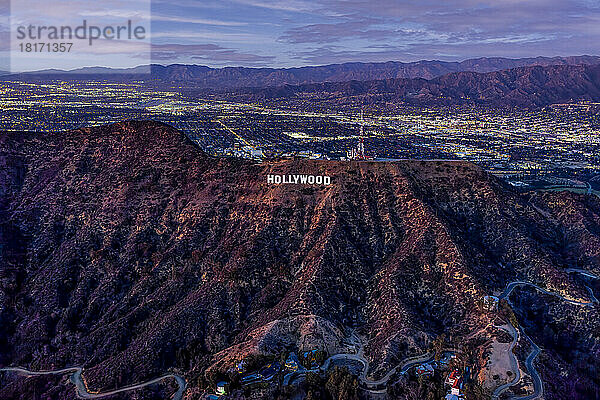 Luftaufnahme des kultigen Hollywood Sign bei Sonnenuntergang; Los Angeles  Kalifornien  Vereinigte Staaten von Amerika